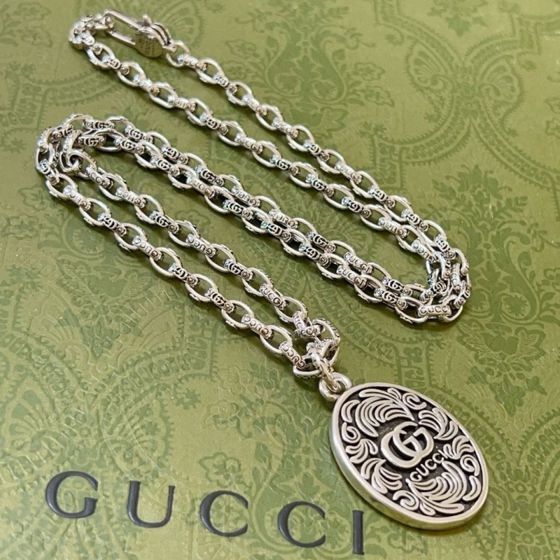 G*u*i necklaces